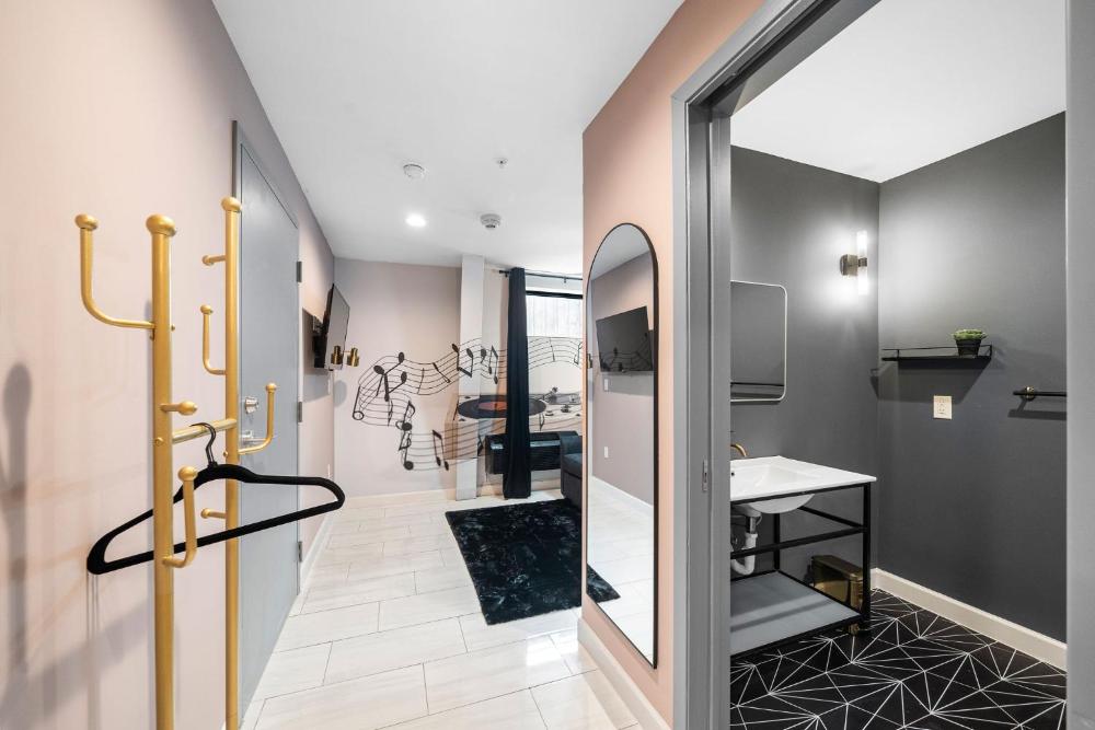 Deluxe Queen Suite interior